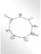 Bracciale in argento 925 rodiato con catena diamantata, charms croce, chiave, moneta, cuore, stella marina e perle FWP bianche